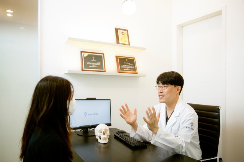 눈 밑 고랑이 꺼져서 다크서클이 심해 보인다면? 눈밑 지방 재배치 수술 추천!