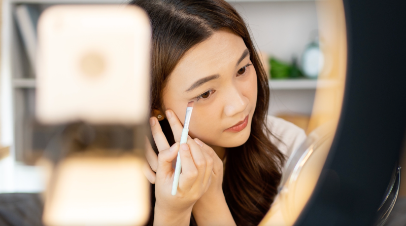 눈과 눈썹 사이가 가까우면 생기는 문제 – 해결법은? 내시경 이마 거상! 사진 3