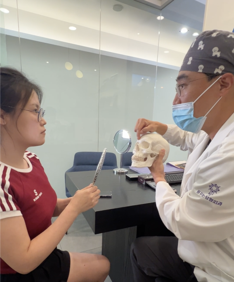 강남역 필러 잘하는 곳 시술 후기, 자연스럽게 올라간 입꼬리와 이마 볼륨으로 동안 만들기 사진 2