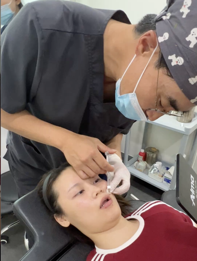 강남역 필러 잘하는 곳 시술 후기, 자연스럽게 올라간 입꼬리와 이마 볼륨으로 동안 만들기 사진 3