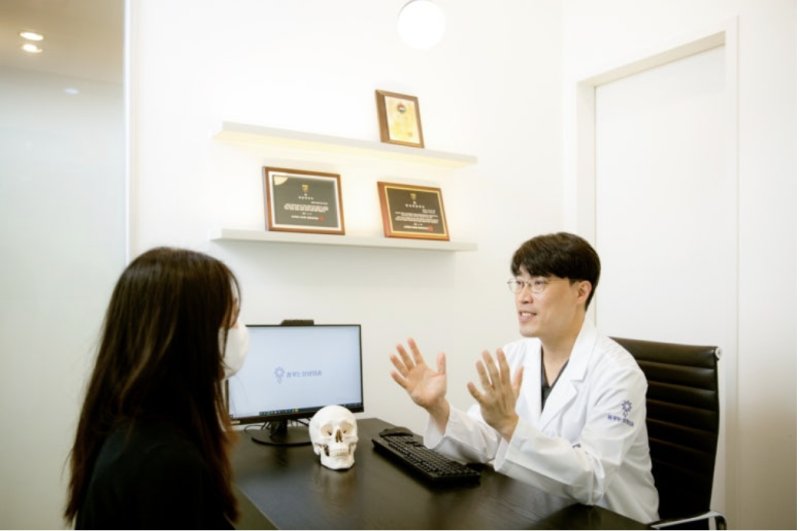 공장형 성형외과 vs 1인 대표원장 성형외과, 뭐가 다를까? 강남역 성형외과 선택 전 꼭 알아야 할 차이